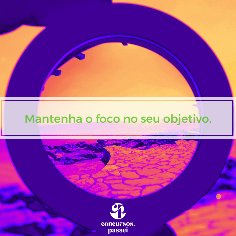 Mão segurando um grande aro roxo, em primeiro plano, que enquadra uma paisagem ao fundo: um chão de terra rachada e seca, com um céu em tons de laranja e amarelo. A imagem tem efeito de cores vibrantes em roxo, rosa e laranja. Sobreposta ao centro, a frase "Mantenha o foco no seu objetivo." em letras verdes dentro de uma faixa branca. Na parte inferior, o logotipo da Concursos Passei.